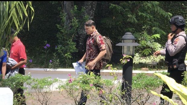 Petugas KPK mendatangi rumah  Bupati Solok Selatan, Sumatera Barat, Muzni Zakaria, Kamis (25/4/2019_
