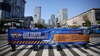 Polda Metro Jaya melakukan sosialisasi terkait penambahan kamera untuk mendukung penerapan sistem Electronic Traffic Law Enforcement (E-TLE) atau tilang elektronik di Jalan Thamrin, Jakarta, Kamis (25/4/2019).