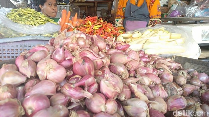 Sejumlah harga kebutuhan pokok di Sidoarjo mengalami kenaikan jelang Ramadan. Kenaikan terjadi pada harga bawang merah, bawang putih, cabai merah dan tomat.