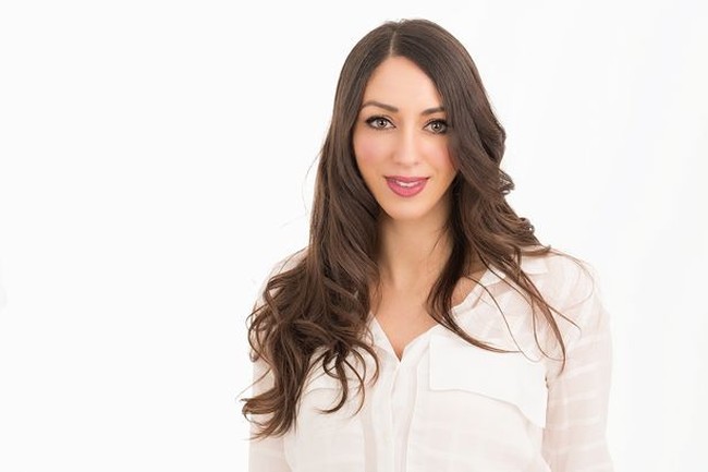 Di usia 17 tahun, wanita tersebut sudah mendatangi tujuh pemakaman dari orang-orang yang dikenalnya yang meninggal karena diserang di jalanan. Meski pahit, pengalaman hidup Sabrina membawanya pada kesuksesan seperti sekarang. Ia pun menuliskannya dalam buku The Heat of The Moment yang belum lama ini dirilis.  Foto: dok. HANDOUT