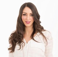 Di usia 17 tahun, wanita tersebut sudah mendatangi tujuh pemakaman dari orang-orang yang dikenalnya yang meninggal karena diserang di jalanan. Meski pahit, pengalaman hidup Sabrina membawanya pada kesuksesan seperti sekarang. Ia pun menuliskannya dalam buku The Heat of The Moment yang belum lama ini dirilis.  Foto: dok. HANDOUT