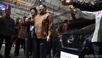 Airlangga juga sempat meninjau booth Nissan.
