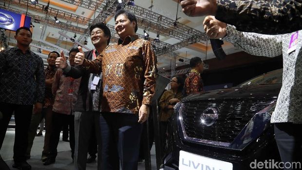 Menperin berpose dengan Nissan Livina