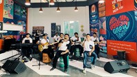  Desain kafe ini sangat kekinian. Ada pula hiburan live music untuk traveler. (dok. IPCC)