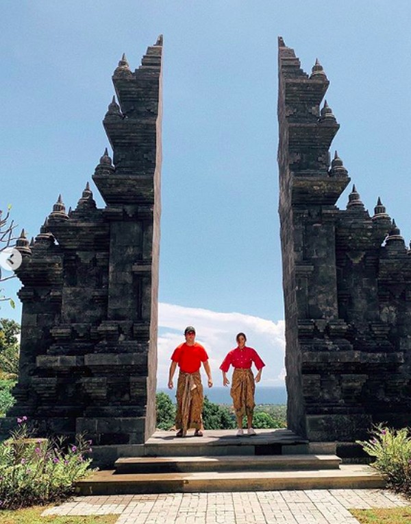 Liza tidak menyebutkan lokasinya dimana. Namun sepertinya dia berfoto di STI Vihara Buddhavamsa Singaraja, sebuah vihara di Buleleng, Bali. (lizasoberano/Instagram) Liza tidak menyebutkan lokasinya dimana. Namun sepertinya dia berfoto di STI Vihara Buddhavamsa Singaraja, sebuah vihara di Buleleng, Bali. (lizasoberano/Instagram)