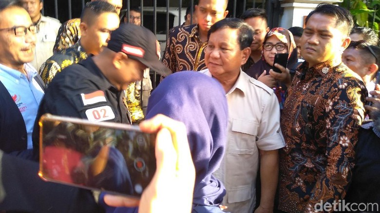 Tiba di Kertanegara, Prabowo Sapa Relawan dan Diajak Foto Bareng Tiba di Kertanegara, Prabowo Sapa Relawan dan Diajak Foto Bareng