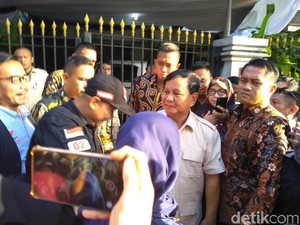 Tiba di Kertanegara, Prabowo Sapa Relawan dan Diajak Foto Bareng