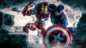 Iron Man dan Captain Amerika bahu membahu. Foto: hot.kenobi
