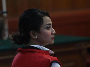 Bakal Jenguk Vanessa Angel, Ayah Bawakan Mukena dan Perlengkapan Salat