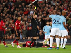 Laga di Old Trafford baru berjalan 10 menit, Vincent Kompany sudah harus diganjar kartu kuning. (Foto: Catherine Ivill/Getty Images)