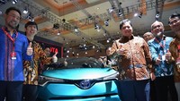 Menteri Perindustrian Airlangga Hartarto (ketiga kanan) berbincang dengan Presiden Direktur PT Toyota-Astra Motor (TAM) Yoshihiro Nakata (kiri), Presiden Direktur PT Toyota Motor Maunfacturing Indonesia (TMMIN) Warih Andang Tjahjono (kedua kanan) dan Direktur TAM Anton Jimmi Suwandy (kedua kiri) serta Kazunori Minamide (kanan) di depan Toyota C-HR Hyrbrid saat mengunjungi booth Toyota pada pembukaan Indonesia International Motor Show (IIMS 2019) di JIExpo Kemayoran, Jakarta, Kamis (25/4/2019).