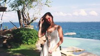 Perempuan cantik yang juga model ini suka traveling lho. artis. (lizasoberano/Instagram)