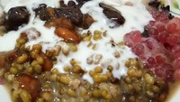 Isian bubur manis yang komplet biasa dinikmati masyarakat Sumbar untuk sarapan. Rasanya legit gurih dan enak dimakan hangat. Foto : Instagram @fitritjhen