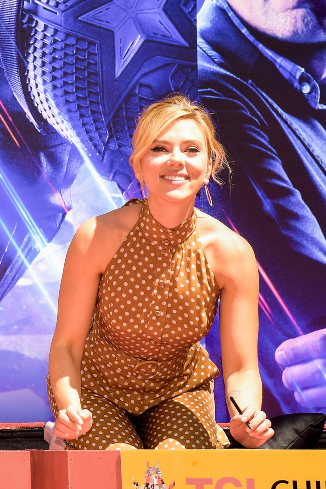 Scarlett Johansson tampil cantik dengan jumpsuit yang sarat nuansa retro, mulai dari motif hingga belt di pinggang. Penampilan ini dibawakan ketika para pemain mencetak tangan mereka di depan TCL Chinese Theatre IMAX, Hollywood, California. Foto: Getty Images