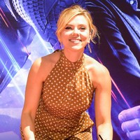 Scarlett Johansson tampil cantik dengan jumpsuit yang sarat nuansa retro, mulai dari motif hingga belt di pinggang. Penampilan ini dibawakan ketika para pemain mencetak tangan mereka di depan TCL Chinese Theatre IMAX, Hollywood, California. Foto: Getty Images