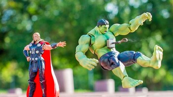 Thor lawan Hulk, siapa menang ya? Foto: hot.kenobi