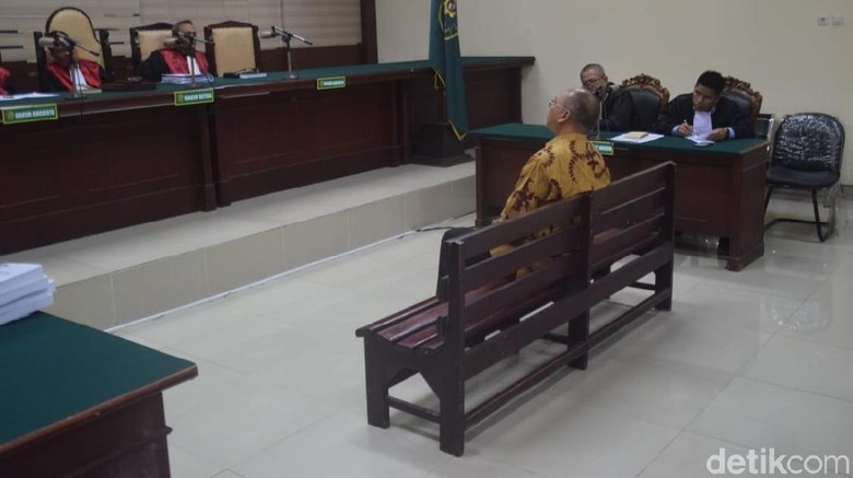 Bupati Malang Nonaktif Rendra Kresna Dituntut 8 Tahun Penjara Bupati Malang Nonaktif Rendra Kresna Dituntut 8 Tahun Penjara