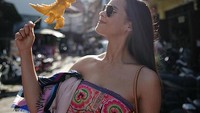 Lucu banget ya makanannya. Berbentuk dinosaurus, kira-kira Urassaya sedang makan apa ya? Permen atau kerupuk pangsit? Foto: Instagram@urassayas