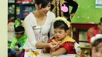 Gemas sekali ya melihat aksi para pramugari dan anak-anak TK yang memakai baju adat (dok Lion Air Group)