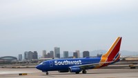 Southwest juga maskapai LCC populer di Amerika. Sementara American Airlines mesti berjuang menjual tiket AS ke Eropa di bawah USD 400 (Rp 5,7 juta) (CNN Travel)  