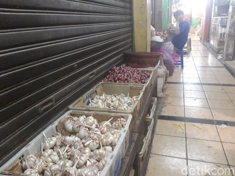 Persediaan bawang putih di Pasar Wonokromo aman/