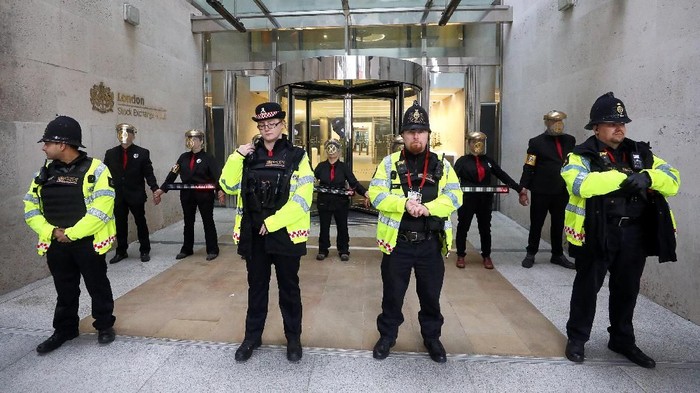 Aktivis lingkungan di London terus gelar aksi desak pemerintah Inggris deklarasikan darurat iklim dan ekologi. Salah satunya melakukan aksi menempelkan diri.