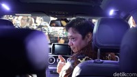 Airlangga juga sempat menaiki salah satu mobil yang dipamerkan di IIMS 2019.