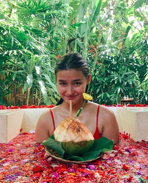 Liza menikmati berendam dengan air bunga di penginapannya, The Damai. Ini adalah salah satu hotel di Buleleng, Bali. (lizasoberano/Instagram) Liza menikmati berendam dengan air bunga di penginapannya, The Damai. Ini adalah salah satu hotel di Buleleng, Bali. (lizasoberano/Instagram)