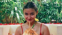 Liza menikmati berendam dengan air bunga di penginapannya, The Damai. Ini adalah salah satu hotel di Buleleng, Bali. (lizasoberano/Instagram)