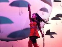Ariana Grande Dilempar Lemon Saat Manggung Oleh Fans Beyonce