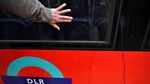 Aksi Aktivis Lingkungan Nempel di Kereta Bikin Heboh London
