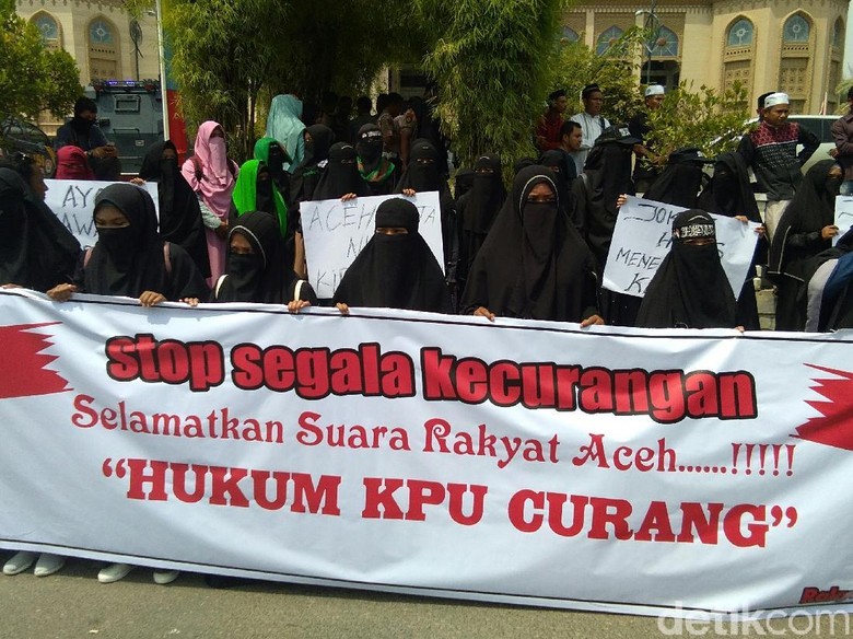 Minta KPU Adil, Massa di Lhokseumawe Aceh Gelar Aksi Damai Minta KPU Adil, Massa di Lhokseumawe Aceh Gelar Aksi Damai
