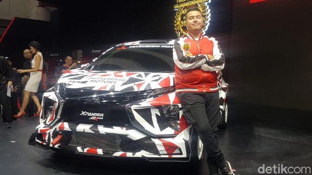 Rifat Sungkar berpose dengan Xpander AP4 Concept