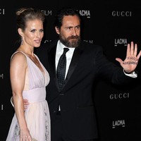 Stefanie Sherk diketahui seorang model asal Kanada. Di 2015 dia membintangi serial drama berjudul Telenova yang dinintangi bersama Eva Longoria. Pada 2011, dia menikah dengan Demian dan memiliki satu putri bernama Gala. Foto: Getty Images