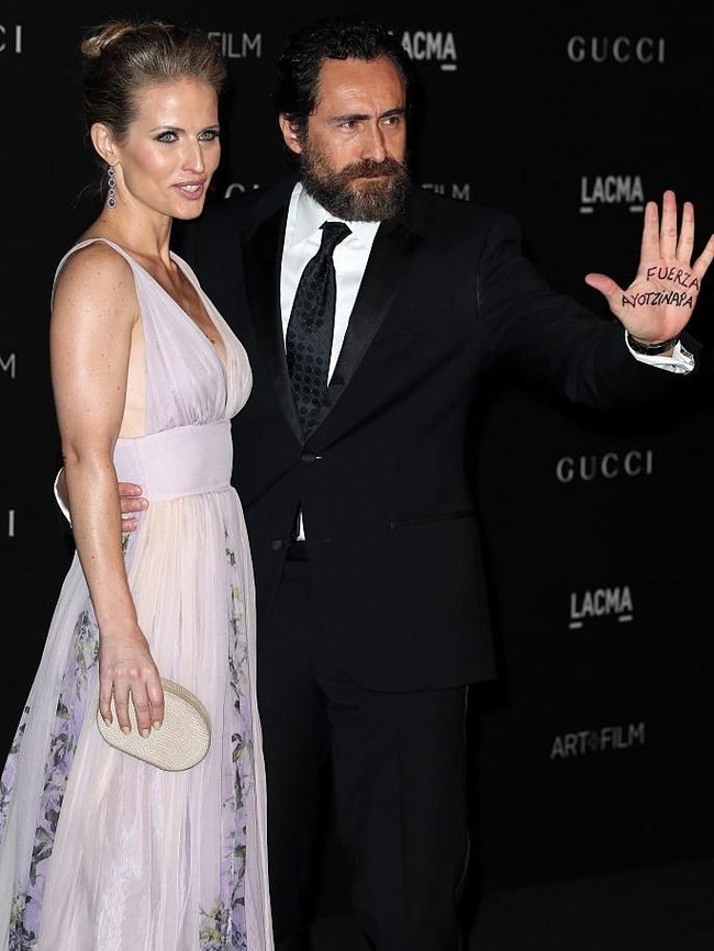 Stefanie Sherk diketahui seorang model asal Kanada. Di 2015 dia membintangi serial drama berjudul Telenova yang dinintangi bersama Eva Longoria. Pada 2011, dia menikah dengan Demian dan memiliki satu putri bernama Gala. Foto: Getty Images