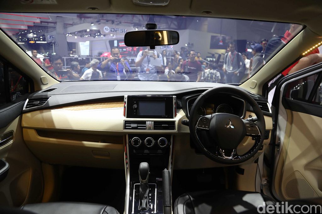 Mitsubishi Luncurkan Xpander Limited Meramaikan Indonesia International Motor Show (IIMS) 2019, PT Mitsubishi Motors Krama Yudha Sales Indonesia (MMKSI) meluncurkan Xpander model baru. Merayakan keberhasilan penjualan Xpander yang tembus 100.000 unit, Xpander kini ada model baru yang dibuat spesial, yaitu Xpander Limited.