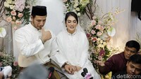 Ammar Zoni dan Irish Bella saat ditemui di kawasan Cinere, Jawa Barat pada Kamis (24/4). Pool/Ismail/detikFoto.