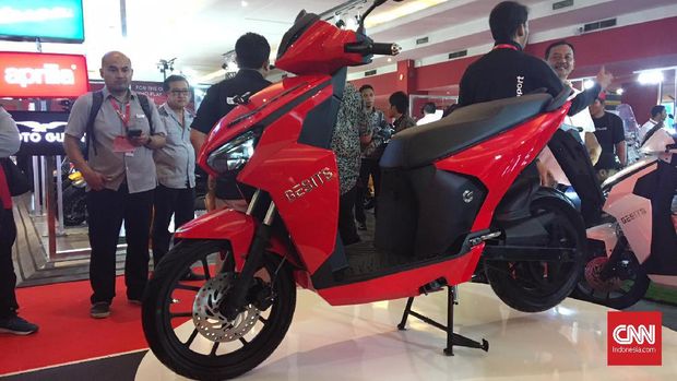 Gesits Technologies Indo (GTI) resmi meluncurkan skuter matik bertenaga listrik di Jakarta, Kamis (25/4).