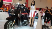Ada dua varian skutik yang dibawa oleh merek asal Italia ini. Pertama Lambretta V200 dengan pilihan warna black high gloss, white high gloss, dan red high gloss. Foto: Luthfi Anshori