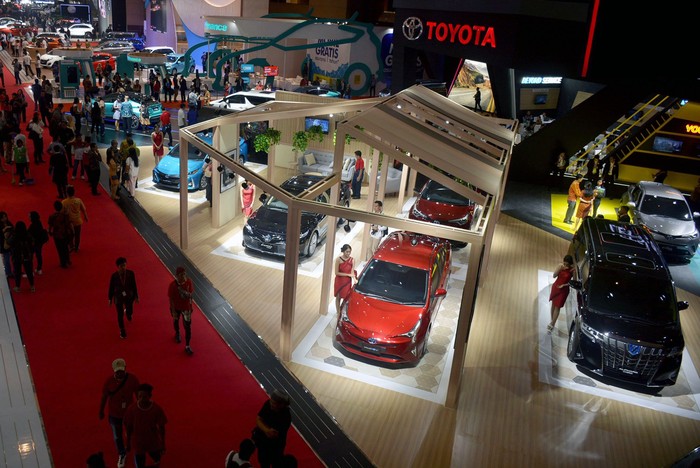 Menteri Perindustrian Airlangga Hartarto membuka Indonesia International Motor Show (IIMS 2019). Airlangga sempat mengunjungi booth Toyota.