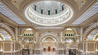 Begitu masuk, traveler akan langsung ke The Graet Hall alias Aula Besar. Lihat saja betapa mewahnya. Siap-siap dibuat kagum dengan penampakan di dalam istana. (Qasr Al Watan)