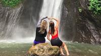 Bersama temannya berfoto di salah satu air terjun di Bali. Duh Liza, kamu kok nggak menyebutkan lokasi detailnya sih? (diandragil/Instagram)