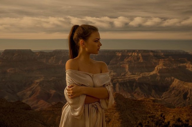 Johnny Depp, menurut sumber, benar-benar jatuh hati pada Polina yang usianya diperkirakan pertengahan 20-an. Apalagi wanita cantik itu ternyata tidak mengenali dirinya saat mereka pertamakali bertemu. Dia bukan wanita matrealistis. Dia sangat down-to-erth. Menurutku itulah alasan kenapa Johnny begitu jatuh cinta padanya, kata sumber lagi. Foto: Instagram @polinaglen