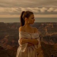 Johnny Depp, menurut sumber, benar-benar jatuh hati pada Polina yang usianya diperkirakan pertengahan 20-an. Apalagi wanita cantik itu ternyata tidak mengenali dirinya saat mereka pertamakali bertemu. Dia bukan wanita matrealistis. Dia sangat down-to-erth. Menurutku itulah alasan kenapa Johnny begitu jatuh cinta padanya, kata sumber lagi. Foto: Instagram @polinaglen