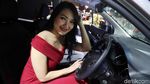 Model Cantik dan Mobil Anyar Wuling