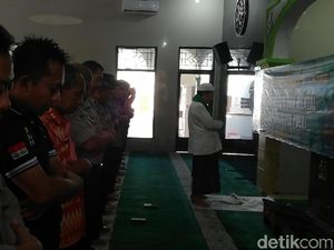 Ratusan Polisi Salat Gaib untuk Petugas Pemilu yang Meninggal