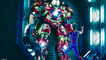 Spiderman tampak terpukau melihat armor keren Iron Man. Foto: hot.kenobi