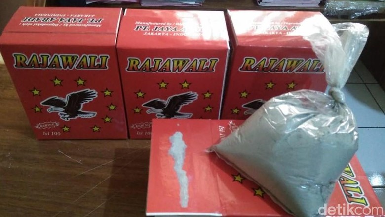 Pedagang di Jepara Tertipu Bahan Roti Palsu, Ternyata Isi Semen Pedagang di Jepara Tertipu Bahan Roti Palsu, Ternyata Isi Semen