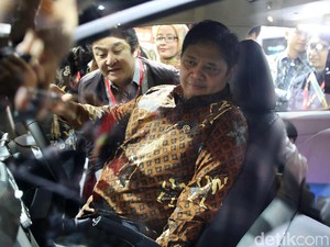 Airlangga Acungkan Jempol Like untuk Semua Mobil di IIMS 2019