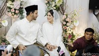Ammar dan Irish menggelar pengajian jelang pernikahannya pada 28 April mendatang. Pool/Ismail/detikFoto.